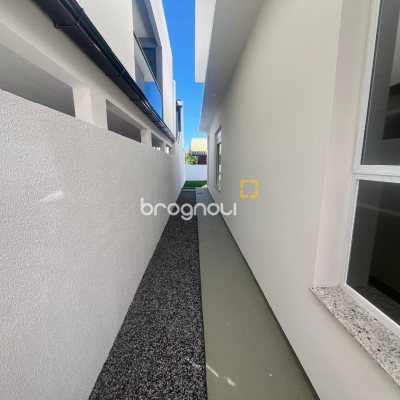 Casa com 150m², 3 quartos (sendo 1 suíte), 2 garagens, no bairro Carianos em Florianópolis