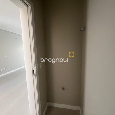Casa com 150m², 3 quartos (sendo 1 suíte), 2 garagens, no bairro Carianos em Florianópolis