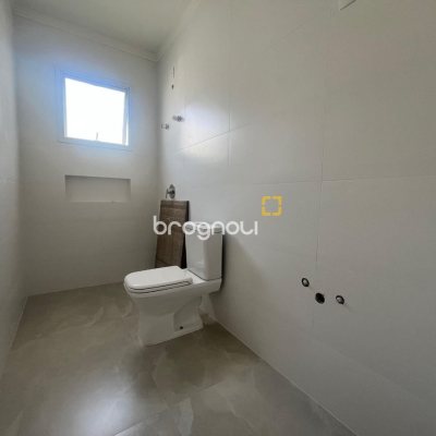 Casa com 150m², 3 quartos (sendo 1 suíte), 2 garagens, no bairro Carianos em Florianópolis