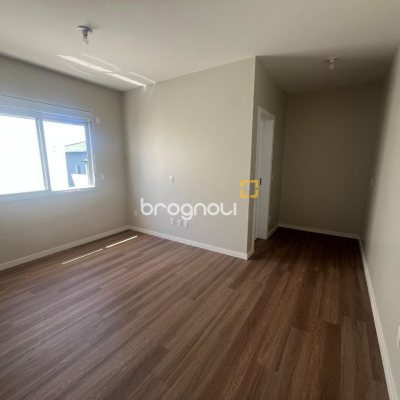 Casa com 150m², 3 quartos (sendo 1 suíte), 2 garagens, no bairro Carianos em Florianópolis