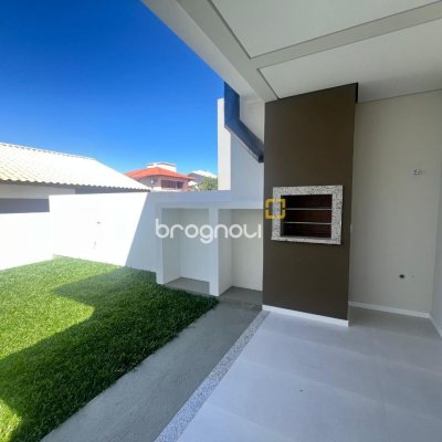 Casa com 150m², 3 quartos (sendo 1 suíte), 2 garagens, no bairro Carianos em Florianópolis