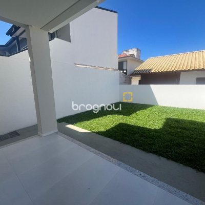 Casa com 150m², 3 quartos (sendo 1 suíte), 2 garagens, no bairro Carianos em Florianópolis