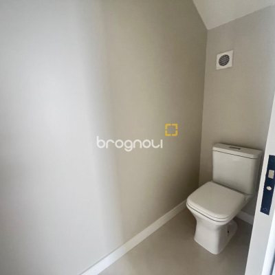 Casa com 150m², 3 quartos (sendo 1 suíte), 2 garagens, no bairro Carianos em Florianópolis