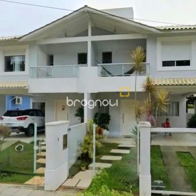 Casa com 150m², 4 quartos (sendo 2 suítes), 2 garagens, no bairro Canasvieiras em Florianópolis