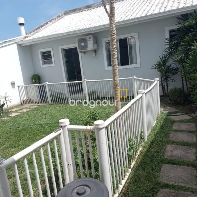Casa com 150m², 4 quartos (sendo 2 suítes), 2 garagens, no bairro Canasvieiras em Florianópolis