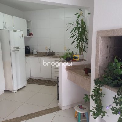 Casa com 150m², 4 quartos (sendo 2 suítes), 2 garagens, no bairro Canasvieiras em Florianópolis