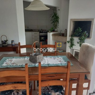 Casa com 150m², 4 quartos (sendo 2 suítes), 2 garagens, no bairro Canasvieiras em Florianópolis