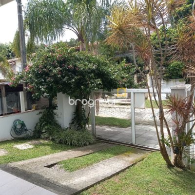 Casa com 150m², 4 quartos (sendo 2 suítes), 2 garagens, no bairro Canasvieiras em Florianópolis