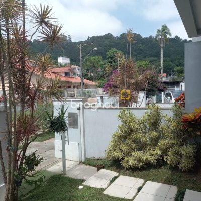 Casa com 150m², 4 quartos (sendo 2 suítes), 2 garagens, no bairro Canasvieiras em Florianópolis