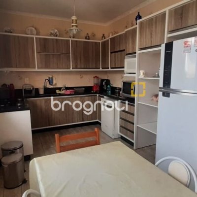 Prédio com 750m², 1 garagem, no bairro Ponte do Imaruim em Palhoça