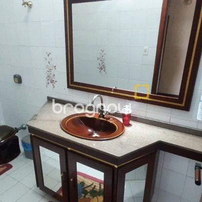 Prédio com 750m², 1 garagem, no bairro Ponte do Imaruim em Palhoça