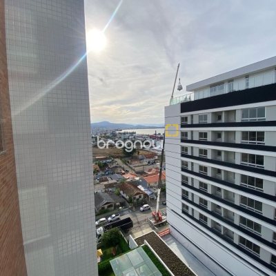 Apartamento com 109m², 3 quartos (sendo 1 suíte), 2 garagens, no bairro Estreito em Florianópolis