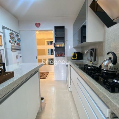 Apartamento com 109m², 3 quartos (sendo 1 suíte), 2 garagens, no bairro Estreito em Florianópolis