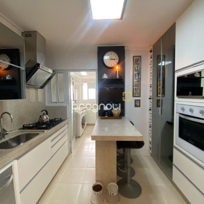 Apartamento com 109m², 3 quartos (sendo 1 suíte), 2 garagens, no bairro Estreito em Florianópolis