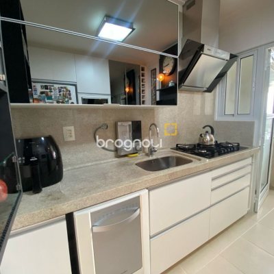 Apartamento com 109m², 3 quartos (sendo 1 suíte), 2 garagens, no bairro Estreito em Florianópolis