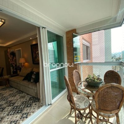 Apartamento com 109m², 3 quartos (sendo 1 suíte), 2 garagens, no bairro Estreito em Florianópolis