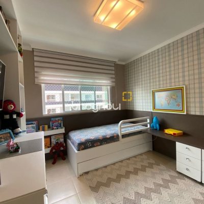 Apartamento com 109m², 3 quartos (sendo 1 suíte), 2 garagens, no bairro Estreito em Florianópolis