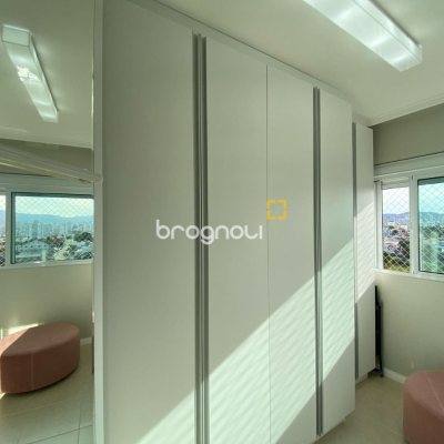 Apartamento com 109m², 3 quartos (sendo 1 suíte), 2 garagens, no bairro Estreito em Florianópolis