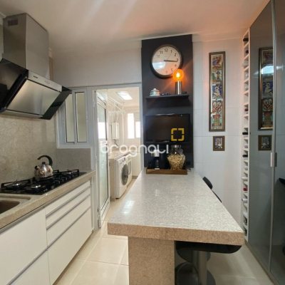 Apartamento com 109m², 3 quartos (sendo 1 suíte), 2 garagens, no bairro Estreito em Florianópolis