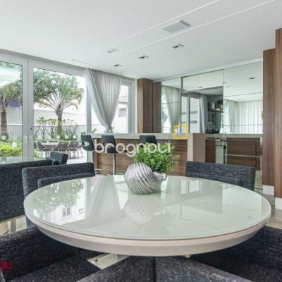 Apartamento com 112m², 2 quartos (sendo 2 suítes), 2 garagens, no bairro Centro em Florianópolis