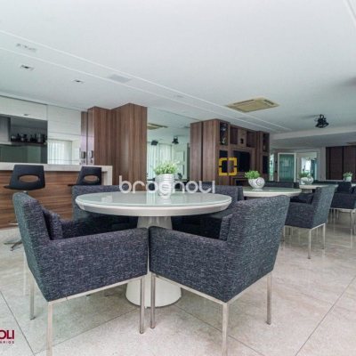 Apartamento com 112m², 2 quartos (sendo 2 suítes), 2 garagens, no bairro Centro em Florianópolis
