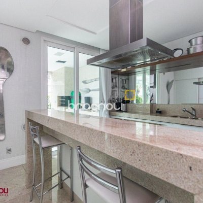 Apartamento com 112m², 2 quartos (sendo 2 suítes), 2 garagens, no bairro Centro em Florianópolis
