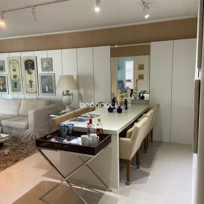 Apartamento com 112m², 2 quartos (sendo 2 suítes), 2 garagens, no bairro Centro em Florianópolis