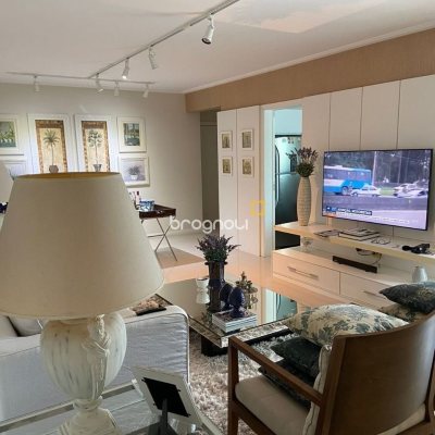 Apartamento com 112m², 2 quartos (sendo 2 suítes), 2 garagens, no bairro Centro em Florianópolis