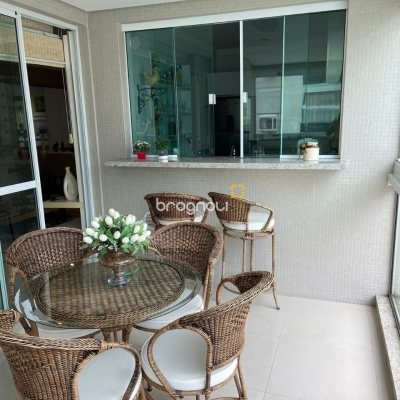 Apartamento com 112m², 2 quartos (sendo 2 suítes), 2 garagens, no bairro Centro em Florianópolis