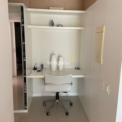 Apartamento com 112m², 2 quartos (sendo 2 suítes), 2 garagens, no bairro Centro em Florianópolis