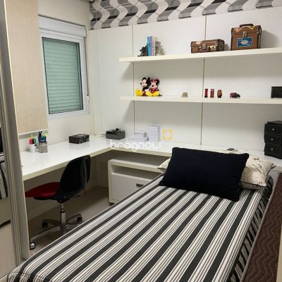 Apartamento com 112m², 2 quartos (sendo 2 suítes), 2 garagens, no bairro Centro em Florianópolis