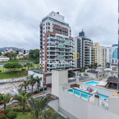 Apartamento com 112m², 2 quartos (sendo 2 suítes), 2 garagens, no bairro Centro em Florianópolis