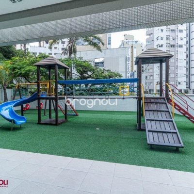 Apartamento com 112m², 2 quartos (sendo 2 suítes), 2 garagens, no bairro Centro em Florianópolis