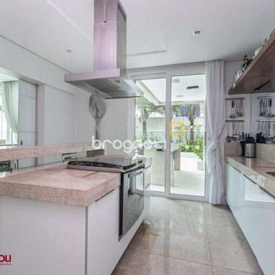 Apartamento com 112m², 2 quartos (sendo 2 suítes), 2 garagens, no bairro Centro em Florianópolis