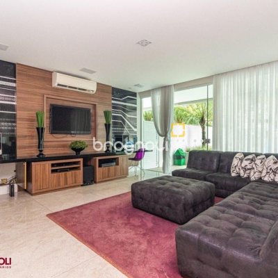 Apartamento com 112m², 2 quartos (sendo 2 suítes), 2 garagens, no bairro Centro em Florianópolis