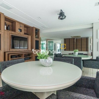 Apartamento com 112m², 2 quartos (sendo 2 suítes), 2 garagens, no bairro Centro em Florianópolis