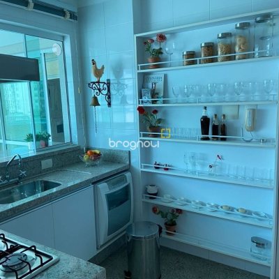 Apartamento com 112m², 2 quartos (sendo 2 suítes), 2 garagens, no bairro Centro em Florianópolis