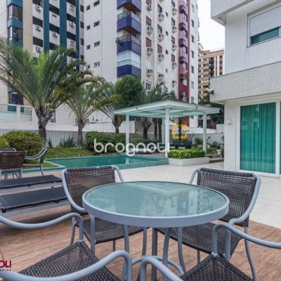 Apartamento com 112m², 2 quartos (sendo 2 suítes), 2 garagens, no bairro Centro em Florianópolis