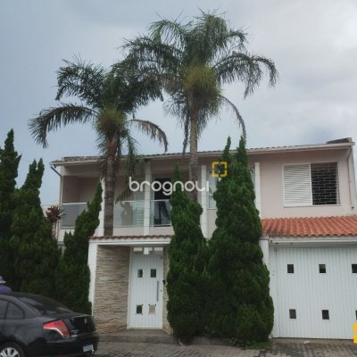 Casa com 420m², 5 quartos (sendo 3 suítes), 2 garagens, no bairro Barreiros em São José