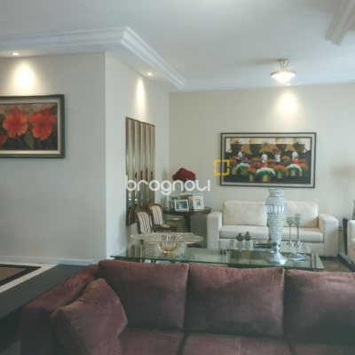 Casa com 420m², 5 quartos (sendo 3 suítes), 2 garagens, no bairro Barreiros em São José