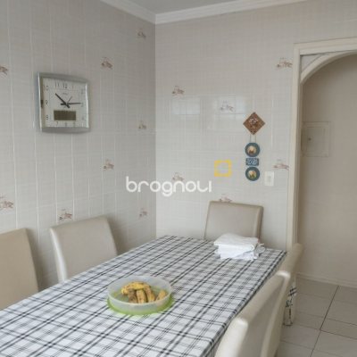 Casa com 420m², 5 quartos (sendo 3 suítes), 2 garagens, no bairro Barreiros em São José