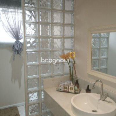 Casa com 420m², 5 quartos (sendo 3 suítes), 2 garagens, no bairro Barreiros em São José