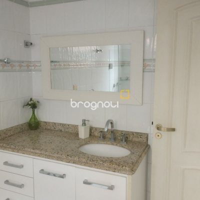Casa com 420m², 5 quartos (sendo 3 suítes), 2 garagens, no bairro Barreiros em São José