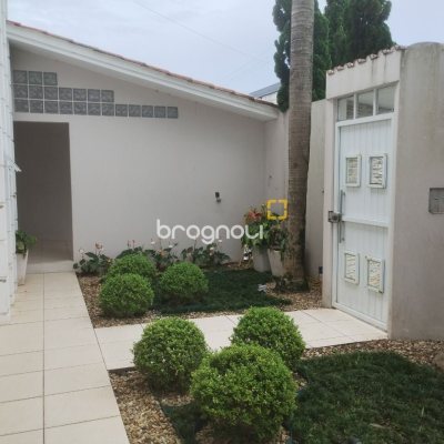 Casa com 420m², 5 quartos (sendo 3 suítes), 2 garagens, no bairro Barreiros em São José