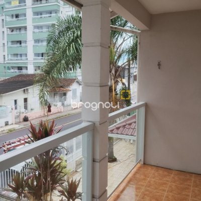 Casa com 420m², 5 quartos (sendo 3 suítes), 2 garagens, no bairro Barreiros em São José