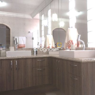Casa com 420m², 5 quartos (sendo 3 suítes), 2 garagens, no bairro Barreiros em São José