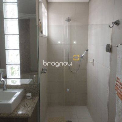 Casa com 420m², 5 quartos (sendo 3 suítes), 2 garagens, no bairro Barreiros em São José