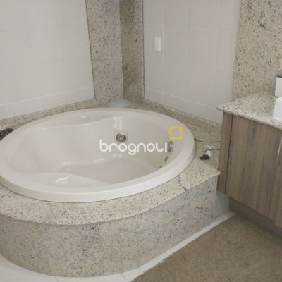 Casa com 420m², 5 quartos (sendo 3 suítes), 2 garagens, no bairro Barreiros em São José