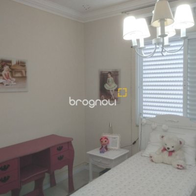 Casa com 420m², 5 quartos (sendo 3 suítes), 2 garagens, no bairro Barreiros em São José