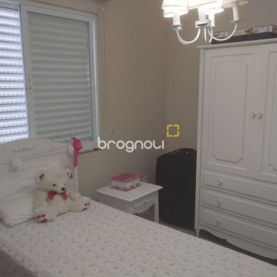Casa com 420m², 5 quartos (sendo 3 suítes), 2 garagens, no bairro Barreiros em São José